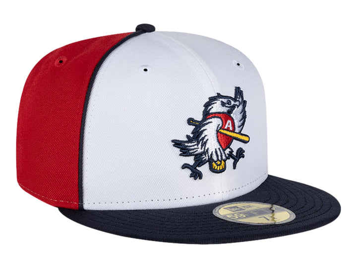 Gorra New Era tricolor en blanco, rojo y azul marino con logo bordado de águila en el frente.