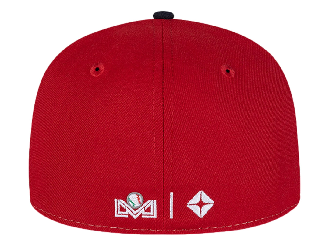 Gorra New Era tricolor en blanco, rojo y azul marino con logo bordado de águila en el frente.