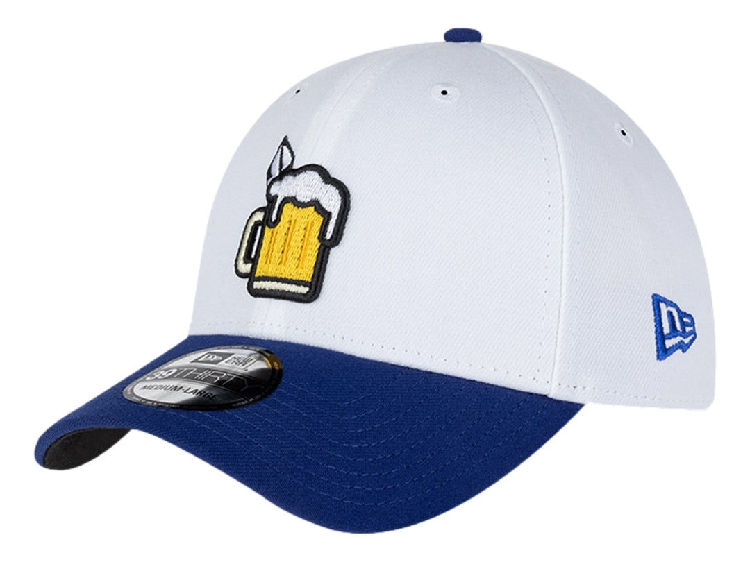 Gorra de béisbol New Era blanca con visera azul y un parche de jarra de cerveza en el frente.