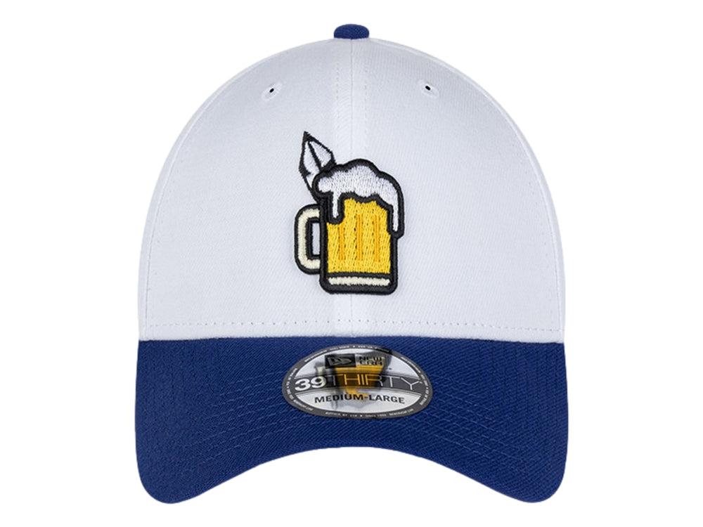 Gorra de béisbol New Era blanca con visera azul y un parche de jarra de cerveza en el frente.