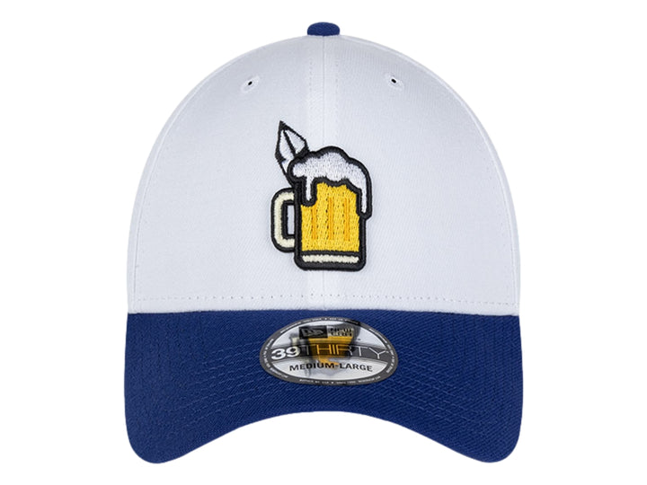Gorra de béisbol New Era blanca con visera azul y un parche de jarra de cerveza en el frente.