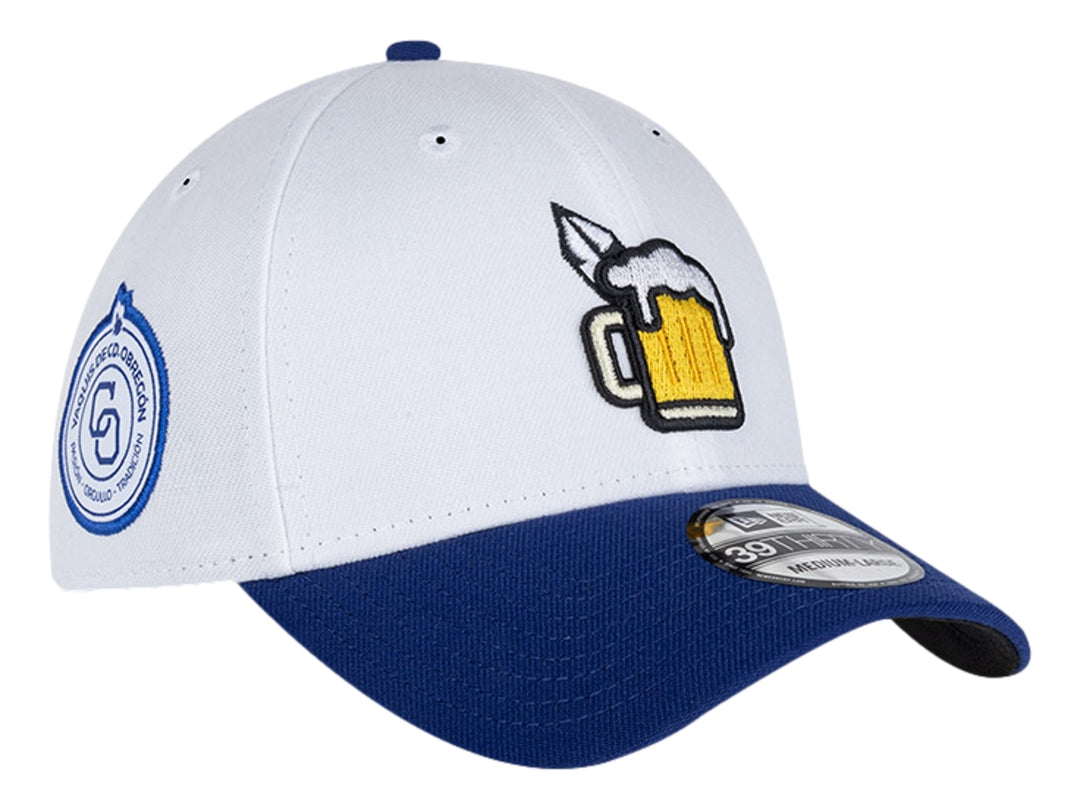 Gorra de béisbol New Era blanca con visera azul y un parche de jarra de cerveza en el frente.