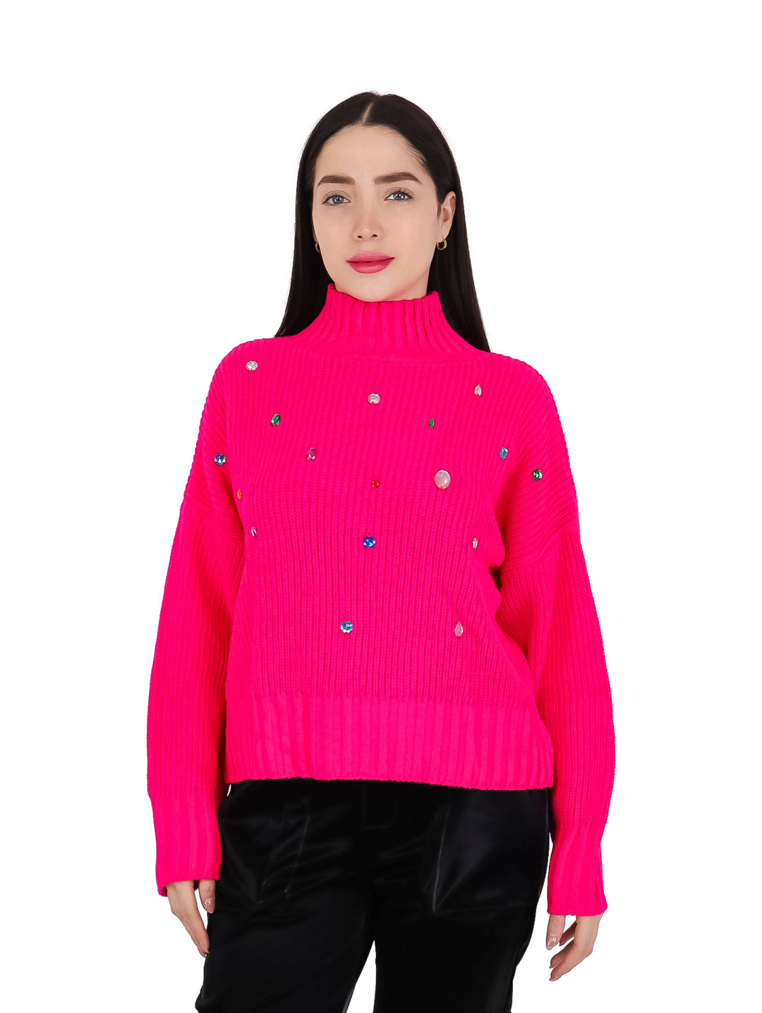 Mujer vistiendo un suéter fucsia de cuello alto adornado con piedras coloridas.