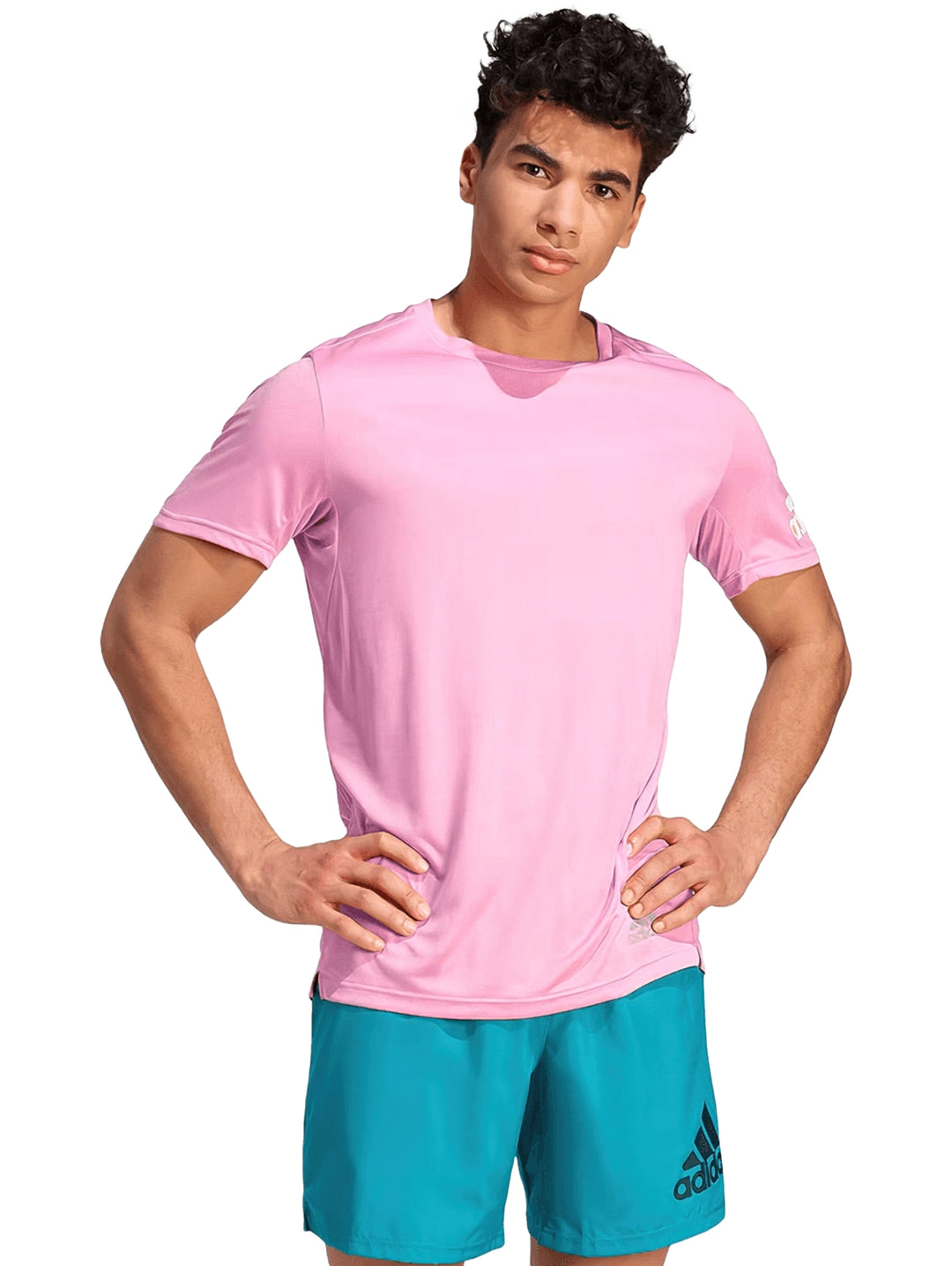 Hombre modelando playera deportiva Adidas color rosa fusión con cuello redondo y manga corta.