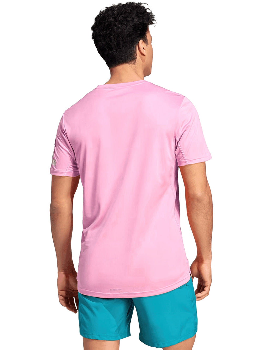 Hombre modelando playera deportiva Adidas color rosa fusión con cuello redondo y manga corta.