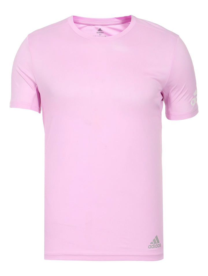 Hombre modelando playera deportiva Adidas color rosa fusión con cuello redondo y manga corta.