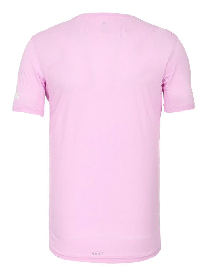 Hombre modelando playera deportiva Adidas color rosa fusión con cuello redondo y manga corta.