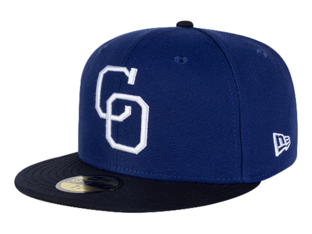 Gorra New Era azul oscuro con visera negra y letras blancas bordadas en el frente.
