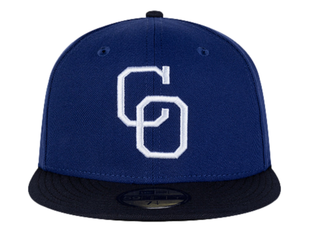 Gorra New Era azul oscuro con visera negra y letras blancas bordadas en el frente.