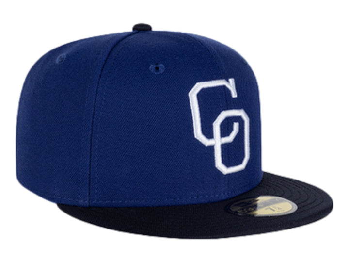 Gorra New Era azul oscuro con visera negra y letras blancas bordadas en el frente.