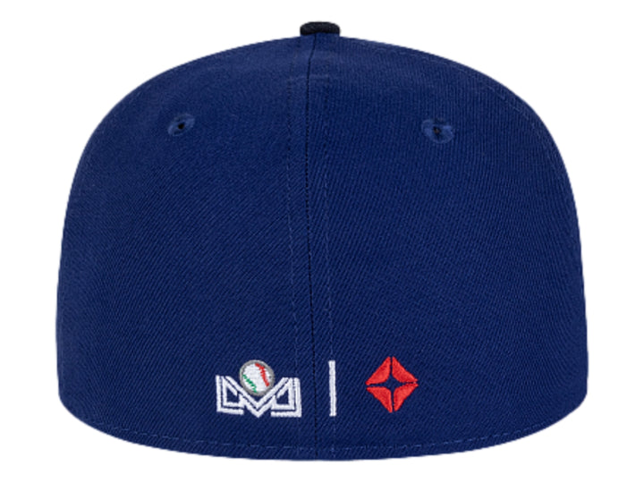 Gorra New Era azul oscuro con visera negra y letras blancas bordadas en el frente.