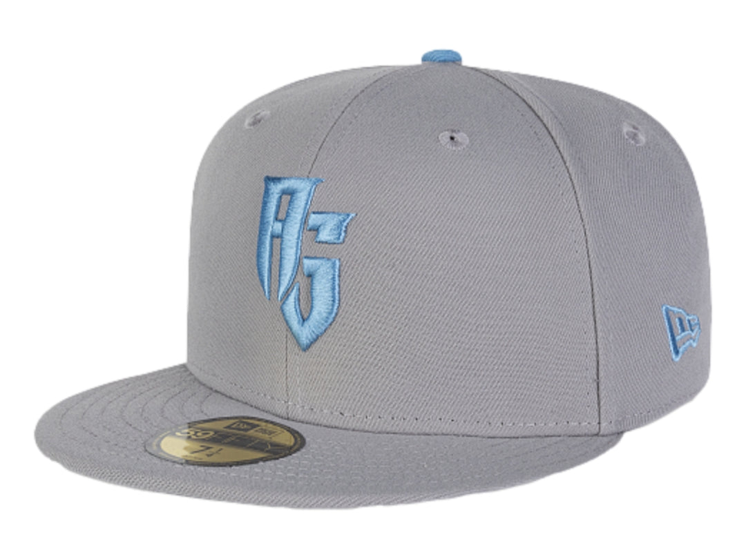 Gorra de béisbol New Era color gris con visera plana y logotipo bordado en azul claro en el frente.
