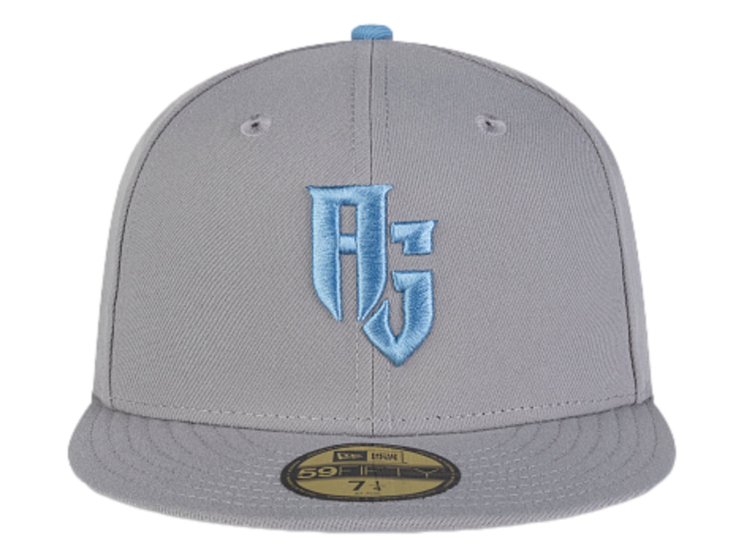 Gorra de béisbol New Era color gris con visera plana y logotipo bordado en azul claro en el frente.