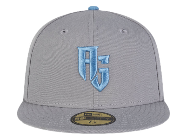 Gorra de béisbol New Era color gris con visera plana y logotipo bordado en azul claro en el frente.