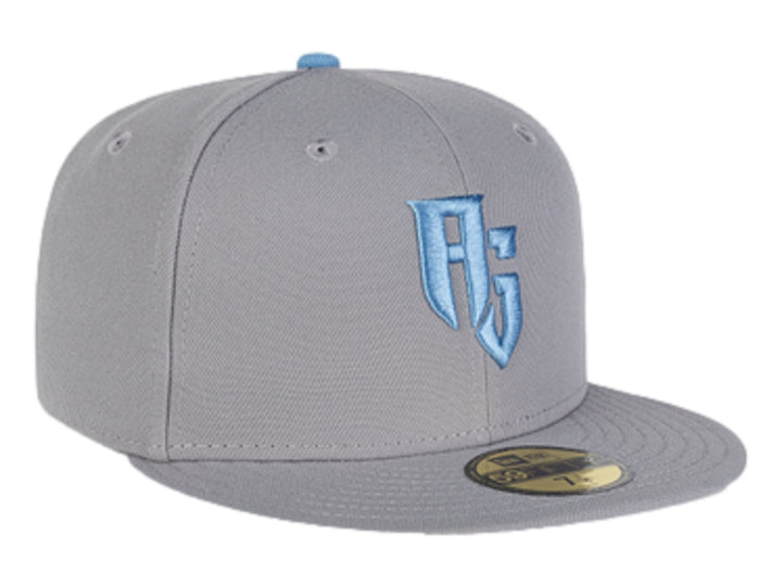 Gorra de béisbol New Era color gris con visera plana y logotipo bordado en azul claro en el frente.