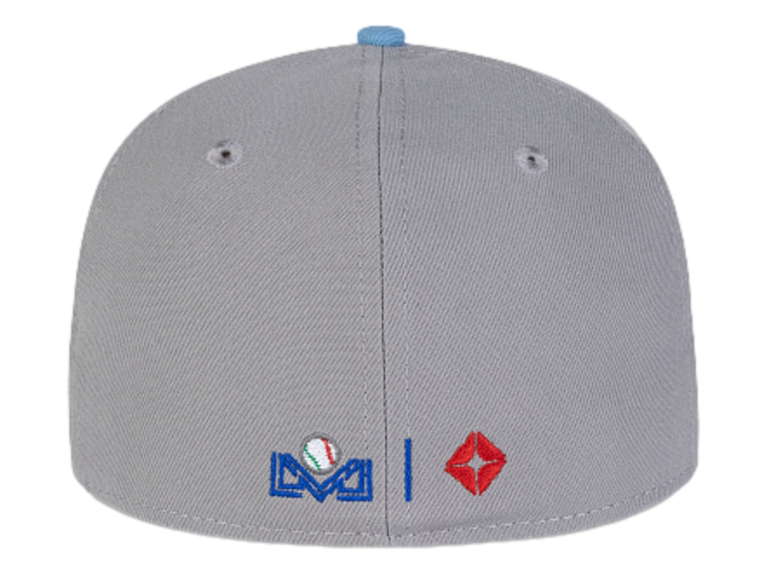 Gorra de béisbol New Era color gris con visera plana y logotipo bordado en azul claro en el frente.