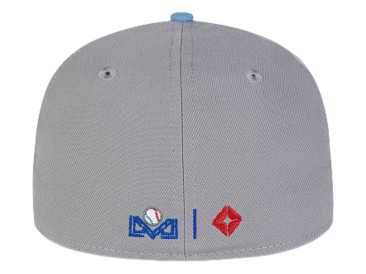 Gorra de béisbol New Era color gris con visera plana y logotipo bordado en azul claro en el frente.