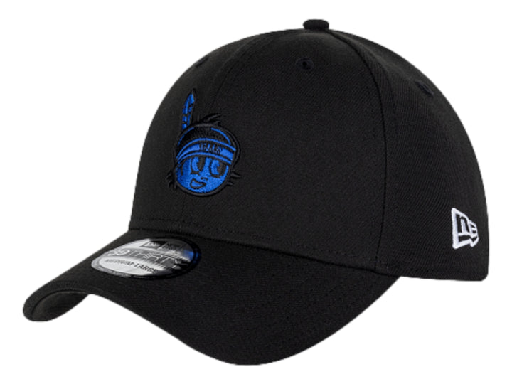 Gorra de béisbol New Era color negro con logotipo azul frontal y logotipo blanco lateral.