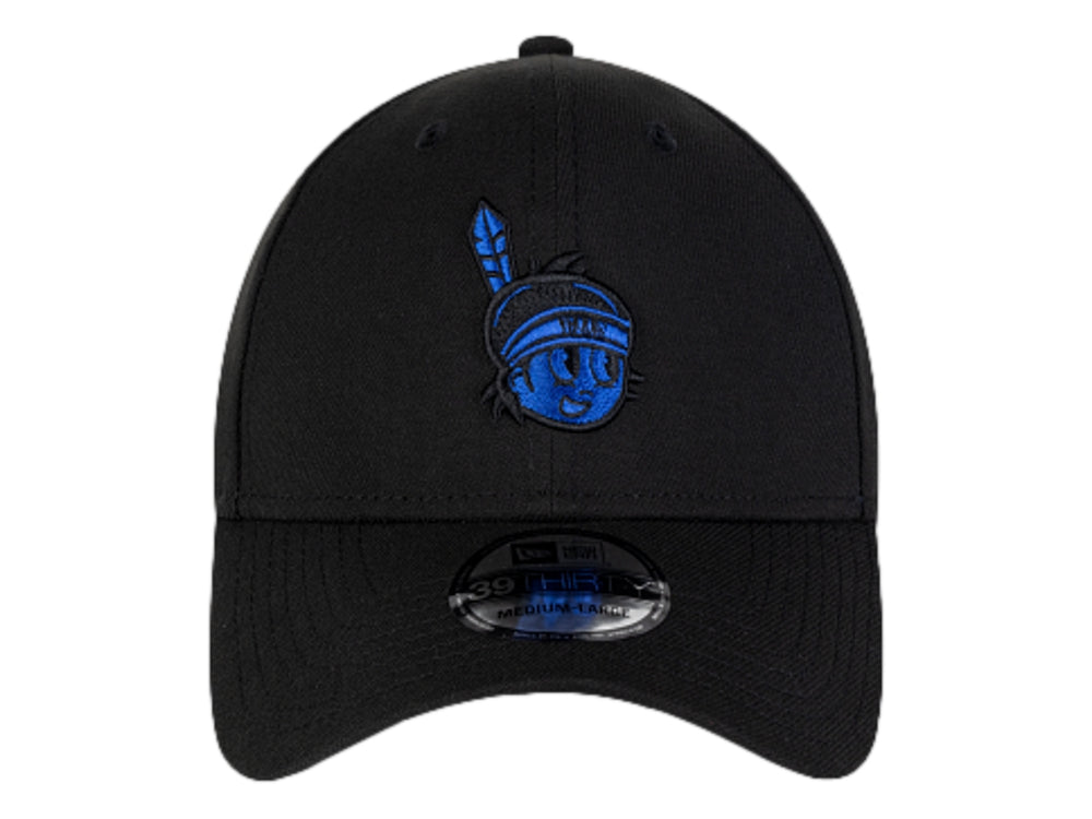 Gorra de béisbol New Era color negro con logotipo azul frontal y logotipo blanco lateral.