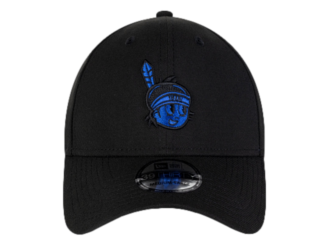 Gorra de béisbol New Era color negro con logotipo azul frontal y logotipo blanco lateral.