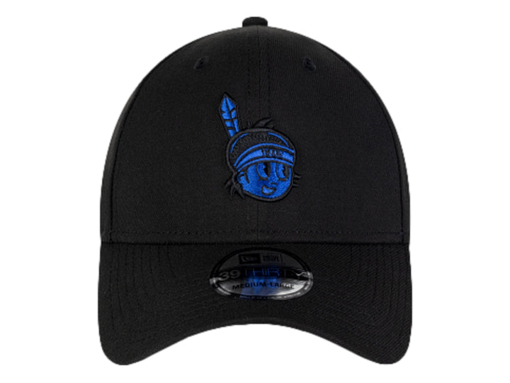 Gorra de béisbol New Era color negro con logotipo azul frontal y logotipo blanco lateral.