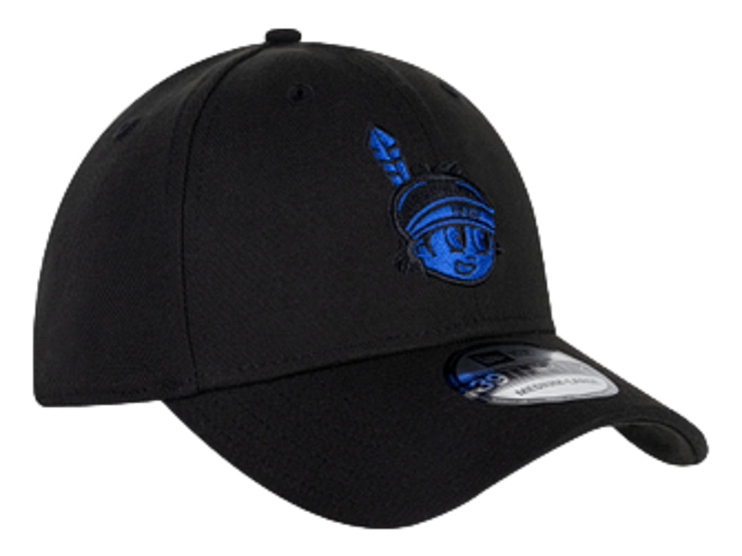 Gorra de béisbol New Era color negro con logotipo azul frontal y logotipo blanco lateral.