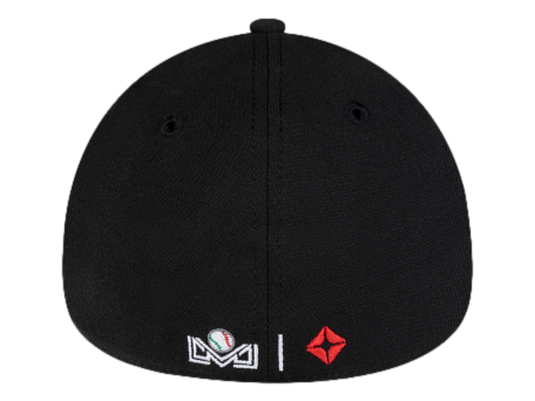 Gorra de béisbol New Era color negro con logotipo azul frontal y logotipo blanco lateral.