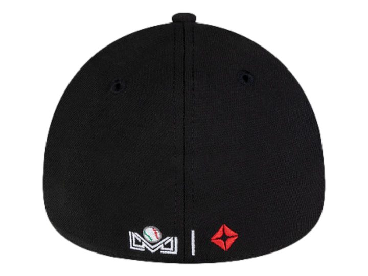 Gorra de béisbol New Era color negro con logotipo azul frontal y logotipo blanco lateral.