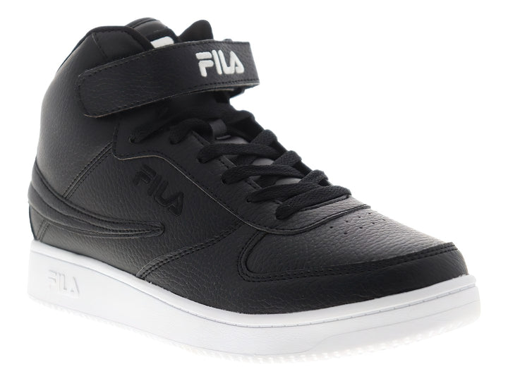Tenis FILA de corte alto en color negro con suela blanca y correa ajustable en el tobillo.