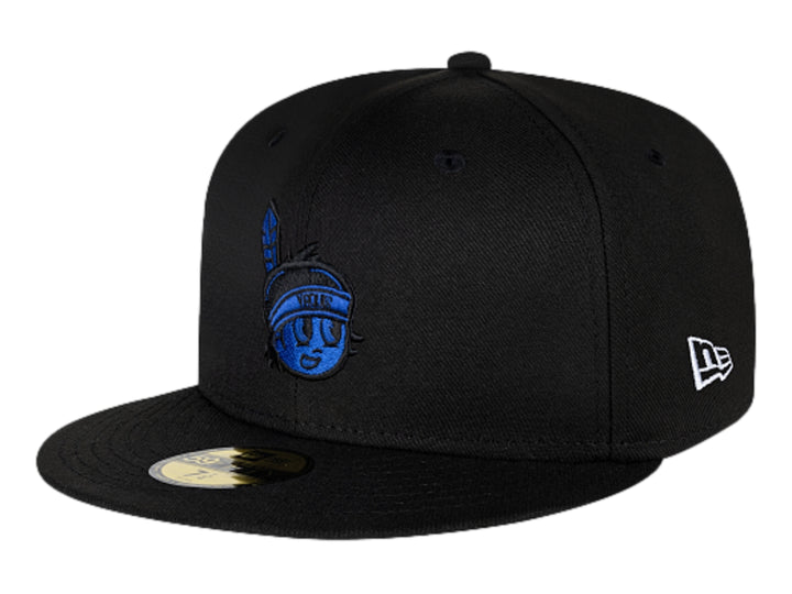 Gorra de béisbol New Era color negro con visera plana y logo bordado en azul en el frente.