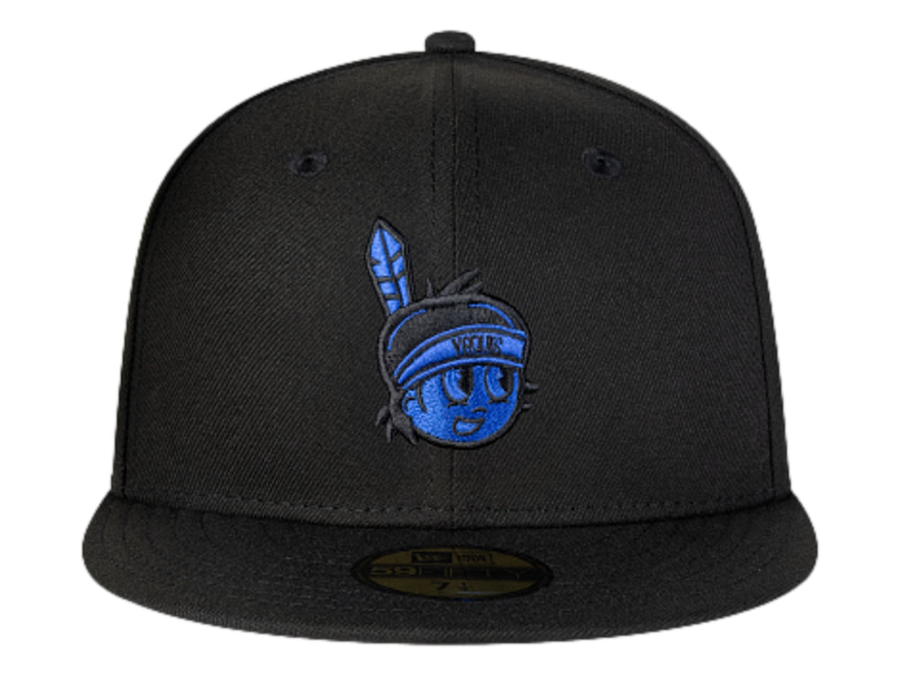 Gorra de béisbol New Era color negro con visera plana y logo bordado en azul en el frente.