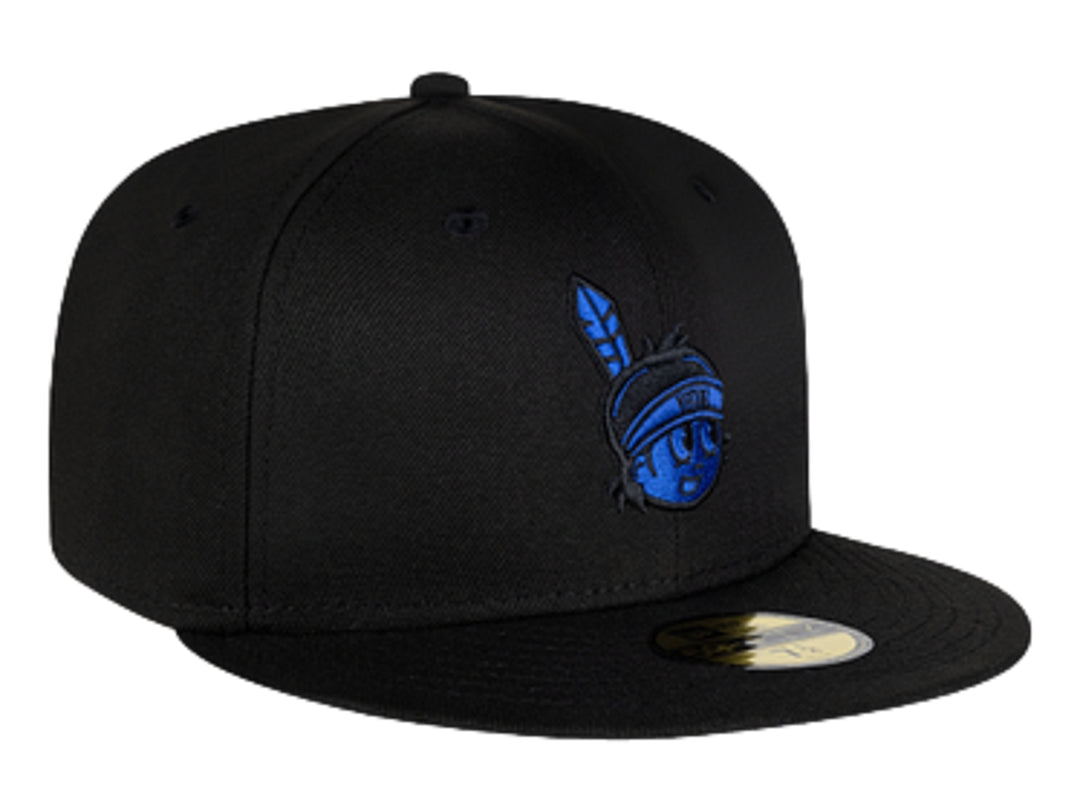 Gorra de béisbol New Era color negro con visera plana y logo bordado en azul en el frente.