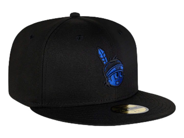 Gorra de béisbol New Era color negro con visera plana y logo bordado en azul en el frente.