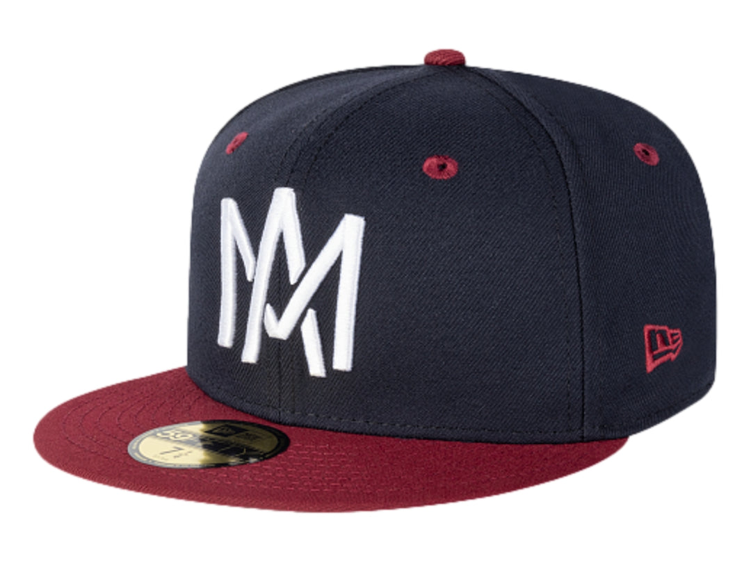 Gorra New Era azul marino con visera granate y letras blancas bordadas en el frente.