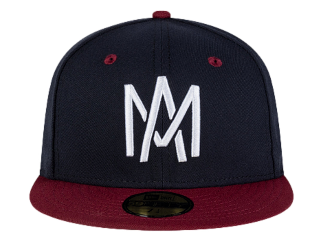 Gorra New Era azul marino con visera granate y letras blancas bordadas en el frente.