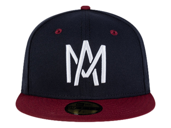 Gorra New Era azul marino con visera granate y letras blancas bordadas en el frente.