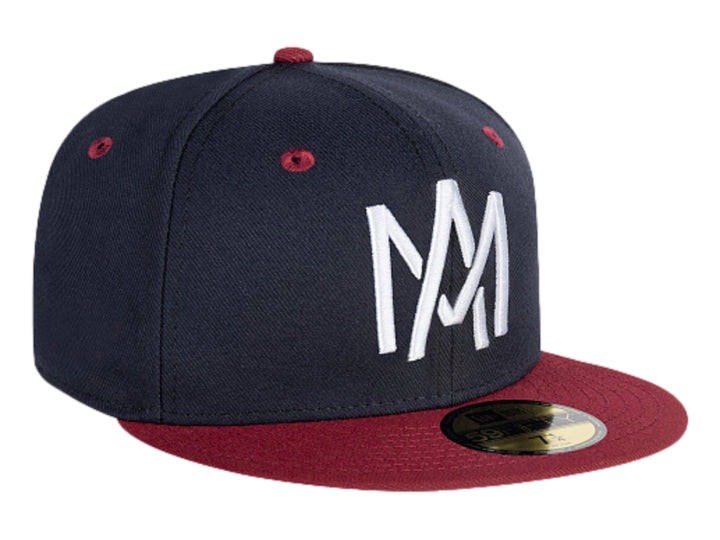 Gorra New Era azul marino con visera granate y letras blancas bordadas en el frente.