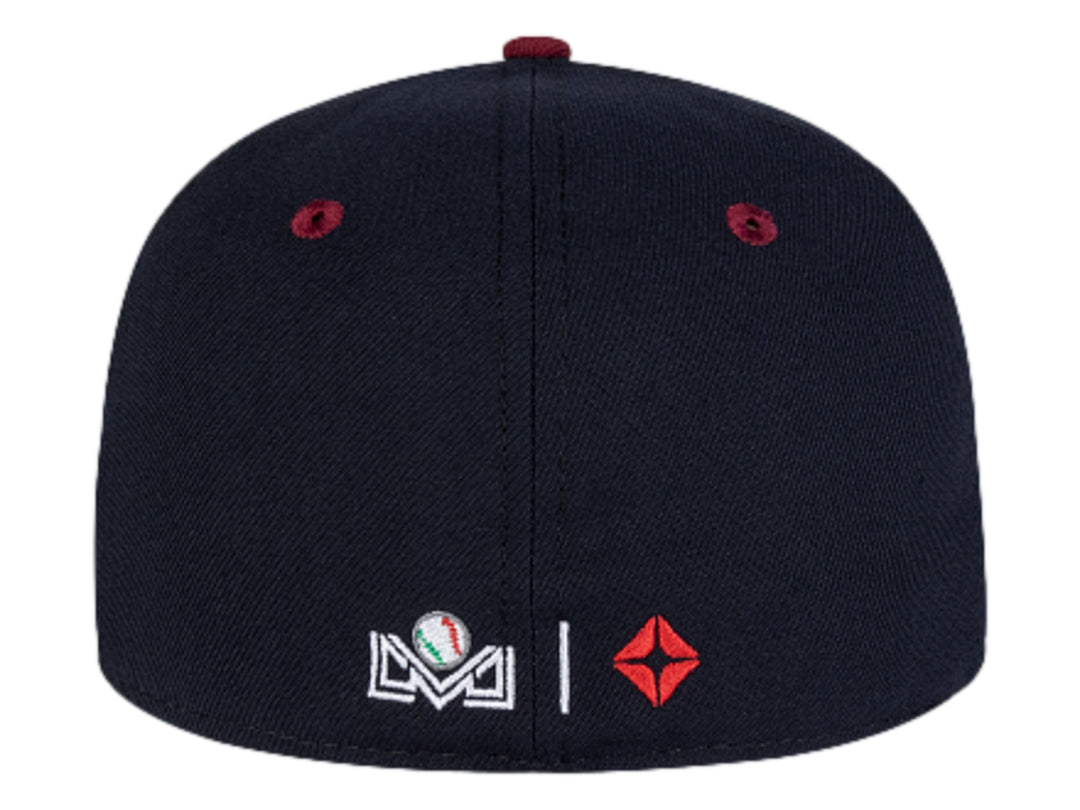 Gorra New Era azul marino con visera granate y letras blancas bordadas en el frente.