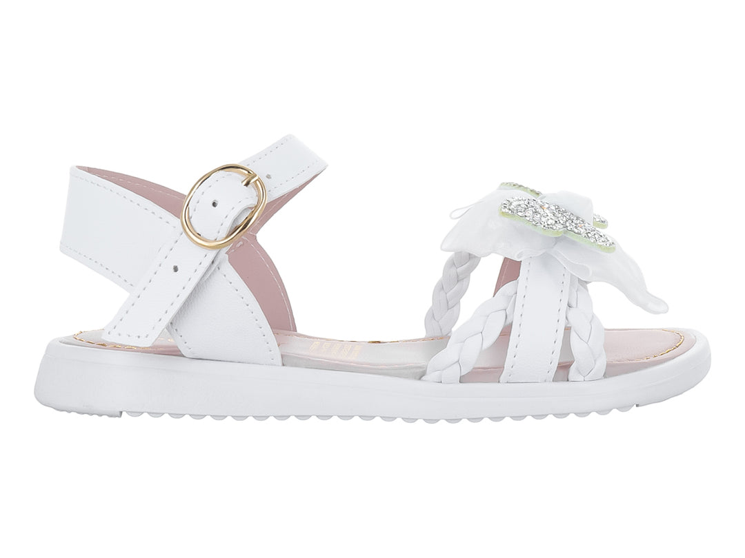 Sandalia blanca para niña con tiras trenzadas, moño decorativo y hebilla dorada en la correa trasera.