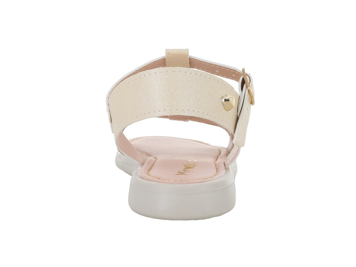 Sandalia para niña color oro con correa ajustable y adorno frontal brillante.