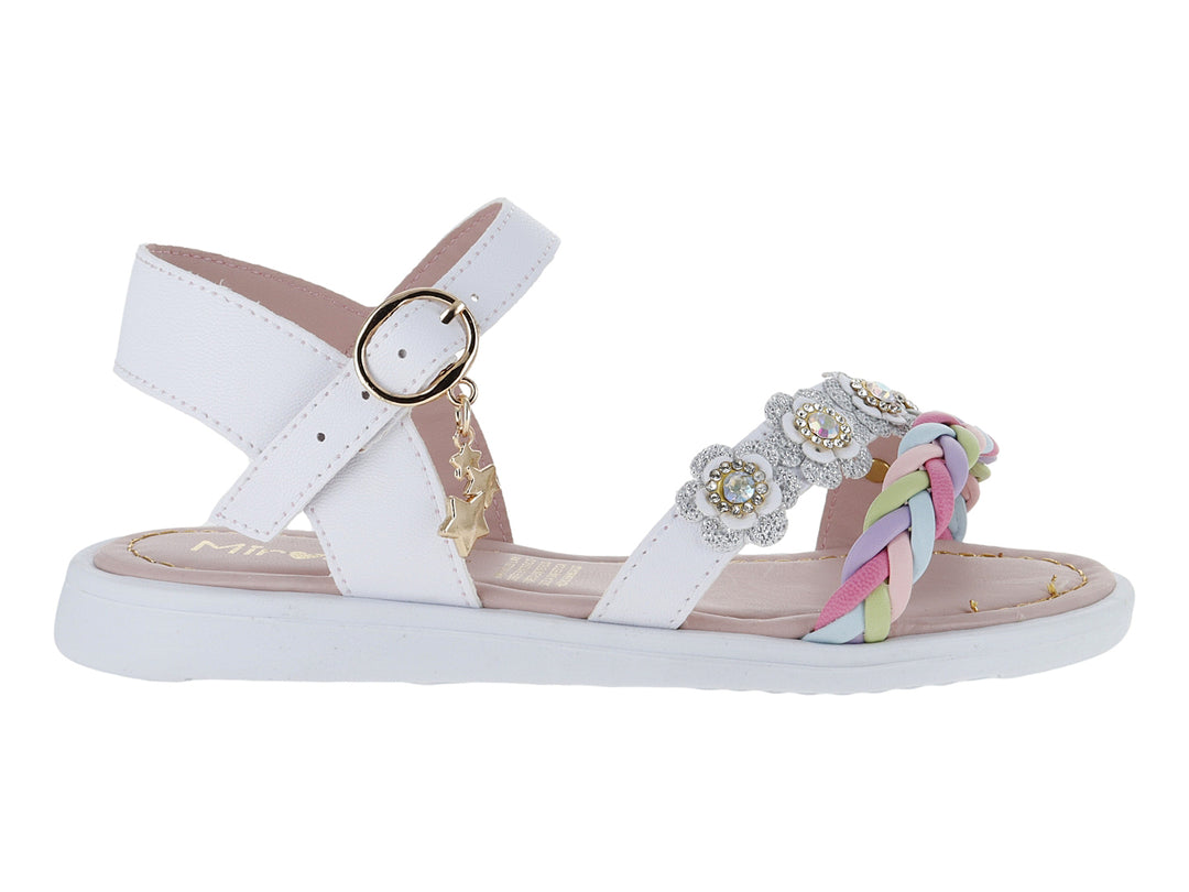 Sandalia blanca para niña con correa trenzada en tonos pastel y adornos brillantes.