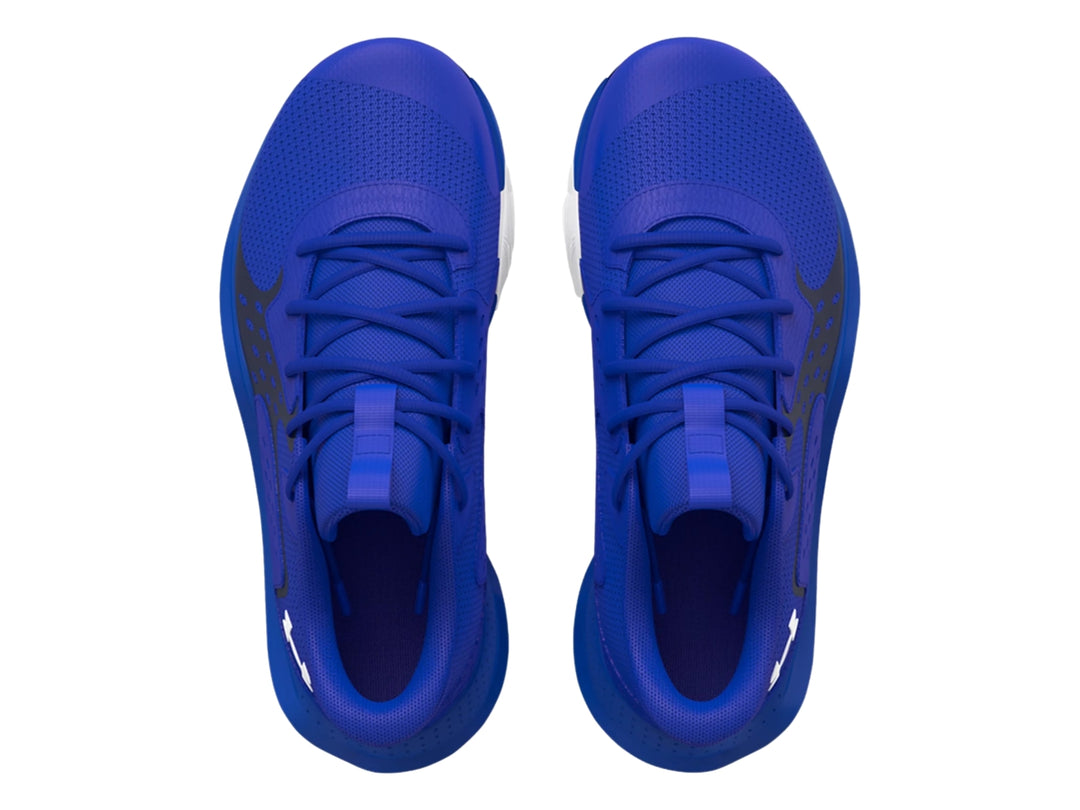 Tenis de baloncesto Under Armour en color azul royal con detalles en azul marino y suela blanca.