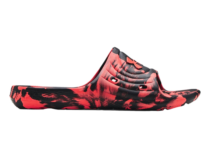 Sandalias Under Armour con estampado de camuflaje en colores rojo y negro.