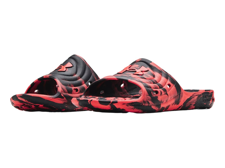Sandalias Under Armour con estampado de camuflaje en colores rojo y negro.