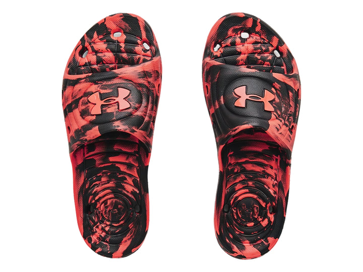 Sandalias Under Armour con estampado de camuflaje en colores rojo y negro.