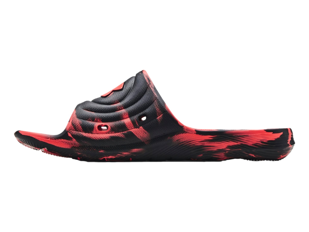 Sandalias Under Armour con estampado de camuflaje en colores rojo y negro.