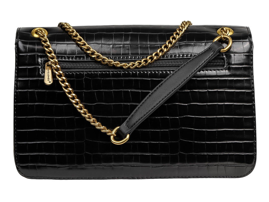 Bolso de hombro negro con textura de piel de cocodrilo y detalles metálicos en color dorado.