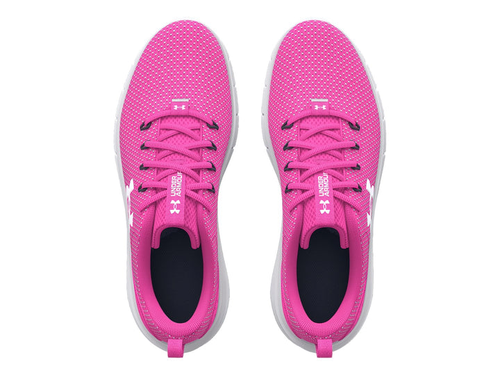 Tenis deportivos Under Armour color rosa rebelde con suela y logotipo en blanco.