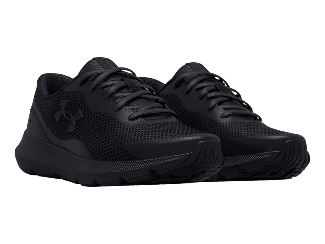 Tenis deportivos Under Armour color negro para niños con malla transpirable y suela cómoda.