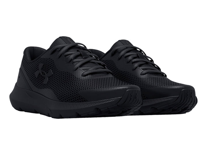 Tenis deportivos Under Armour color negro para niños con malla transpirable y suela cómoda.